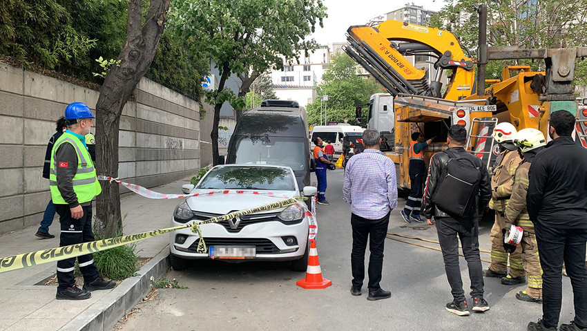 İstanbul Şişli'de yolun çökmesi sonucu park halindeki otomobil ve minibüs yolun içine düştü. 