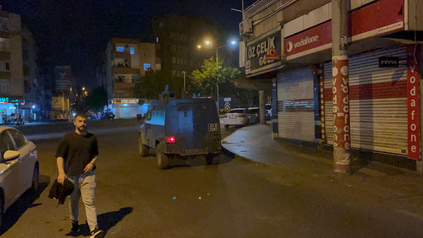 Diyarbakır'da 17 yaşındaki S.D., cadde üzerinde otomobilin yolcu koltuğunda gördüğü annesini tabancayla vurdu. Ağır yaralanan kadın hastaneye kaldırılırken, S.D. ise gözaltına alındı.