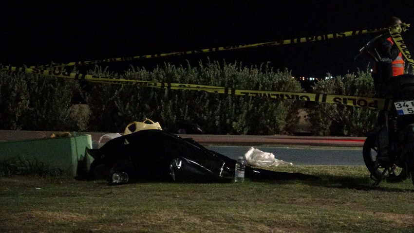 İzmir'in Konak ilçesinde, Kordon'da çimlerde evsiz adamın cansız bedeni bulundu. 