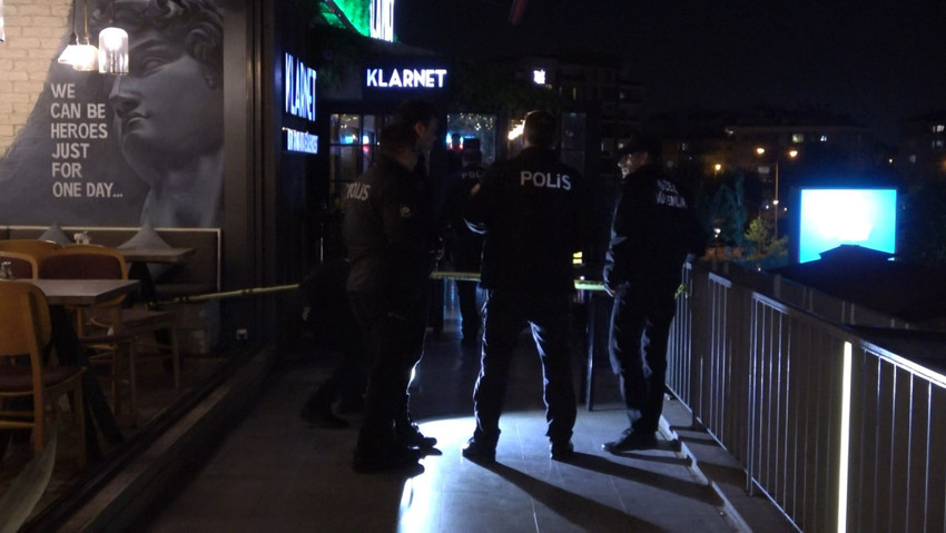Bursa'da bir eğlence merkezinde çıkan silahlı kavgada güvenlik görevlisi genç bacağından vuruldu. Aynı eğlence merkezinde geçtiğimiz gün de silahlı saldırı meydana gelmişti. 