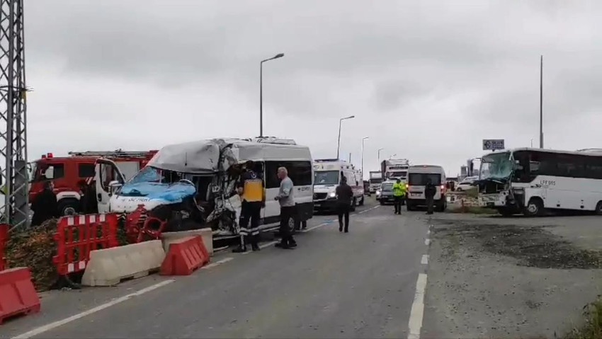 İstanbul Silivri'de fabrika işçilerini taşıyan servis minibüsü ile midibüsün çarpıştığı kazada 1'i ağır 6 kişi yaralandı.