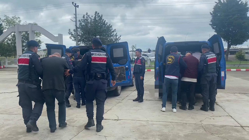 Tekirdağ'ın Marmaraereğlisi ilçesinde düzenlenen fuhuş operasyonunda 34 yabancı kadın ve 6 zanlı yakalandı. Yapılan sağlık kontrolünde kadın şahıslardan 2'sinin cinsel yolla bulaşan hastalık taşıdığı tespit edildi.
