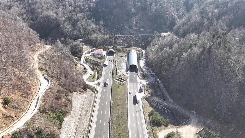 Ulaştırma ve Altyapı Bakanı Abdulkadir Uraloğlu, Bolu Dağı Tüneli'nin heyelan riskine karşı 67 metre uzatılacağını açıkladı. Uraloğlu, çalışmaların temmuz ayında başlayacağını ifade etti. 