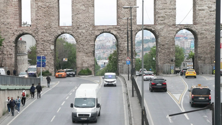 İstanbul Valiliği, 1 Mayıs Emek ve Dayanışma Günü tedbirleri kapsamında kentte ulaşıma kapatılan bazı noktalardaki kısıtlamaların kaldırıldığını duyurdu.