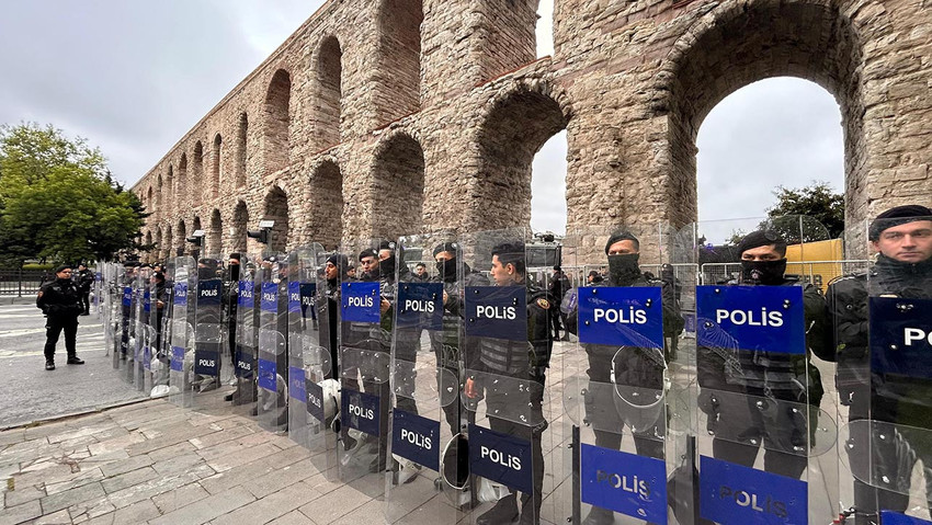 İstanbul'da 1 Mayıs için alınan önlemlere tepkiler devam ederken İsmail Saymaz, İstanbul'da tarihi su kemerindeki polis barikatına 