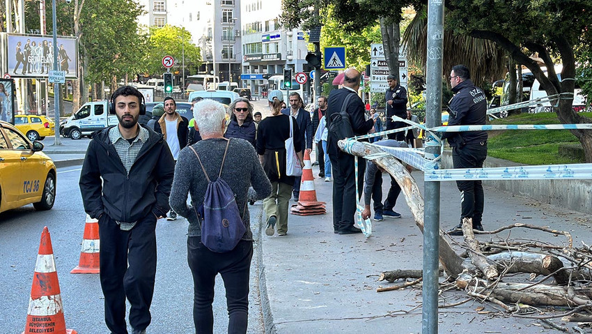 Taksim Gezi Parkı’nda oturan kadının üstüne ağaçtan kopan büyük bir dal parçası düştü. Neye uğradığını şaşıran kadın başından yaralanırken, ambulansla hastaneye kaldırıldı. 