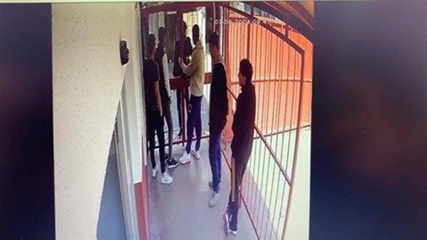 İstanbul'da disiplinsiz davranışları nedeniyle okuldan atılan lise öğrencisinin odasında silahla yaraladığı okul müdürü hayatını kaybetti. Okul müdürünün hayatını kaybettiği saldırının görüntüleri ortaya çıktı