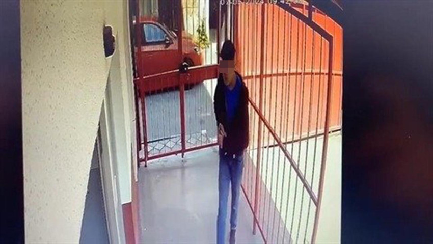 İstanbul'da disiplinsiz davranışları nedeniyle okuldan atılan lise öğrencisinin odasında silahla yaraladığı okul müdürü hayatını kaybetti. Okul müdürünün hayatını kaybettiği saldırının görüntüleri ortaya çıktı