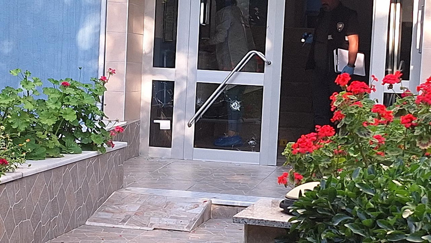 Kocaeli'nin İzmit ilçesinde bina yöneticisi olan emekli astsubay, gece saatlerinde binadaki tadilat nedeniyle tartıştığı komşusunu tabancayla vurarak yaraladı. 