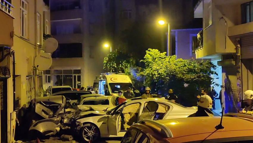 İstanbul Sarıyer'de dur ihtarına uymayarak kaçan otomobil, park halindeki araçlara çarparken, otomobildeki 2 kişi yaralandı. Araçta 1 adet silah ve bıçak bulunurken, şüpheli sürücü kelepçelenerek gözaltına alındı.