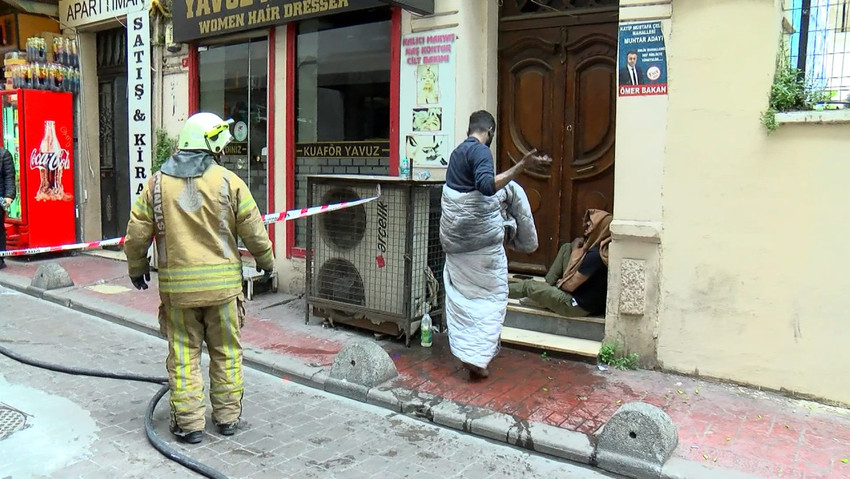 İstanbul Beyoğlu'nda bir apart otelde çıkan yangında 2 kişi dumandan etkilendi. Yangın itfaiye ekipleri tarafından söndürüldü. 