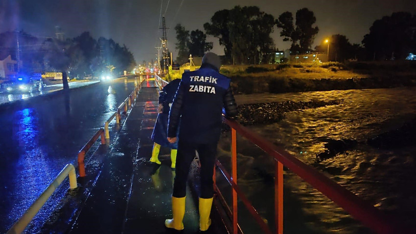 Hatay’da kuvvetli yağış etkisini hissettirmeye devam ediyor. Yağışın etkili olduğu Dörtyol ilçesinde caddeler göle dönerken derelerin debisi arttı.