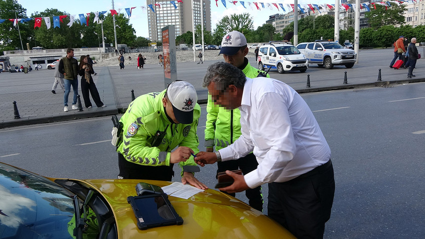 İstanbul Taksim'de taksilere yönelik yapılan denetimlerde, araç içi kamerası olmayan 6 taksiye 38 bin 634 TL para cezası kesilirken, araçlar trafikten men edildi. 