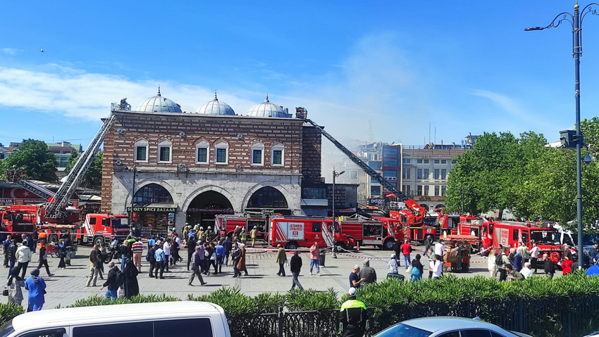 İstanbul Eminönü'ndeki tarihi Mısır Çarşısı'nda yangın çıktı. Yangın, itfaiye ekiplerinin müdahalesiyle söndürüldü.