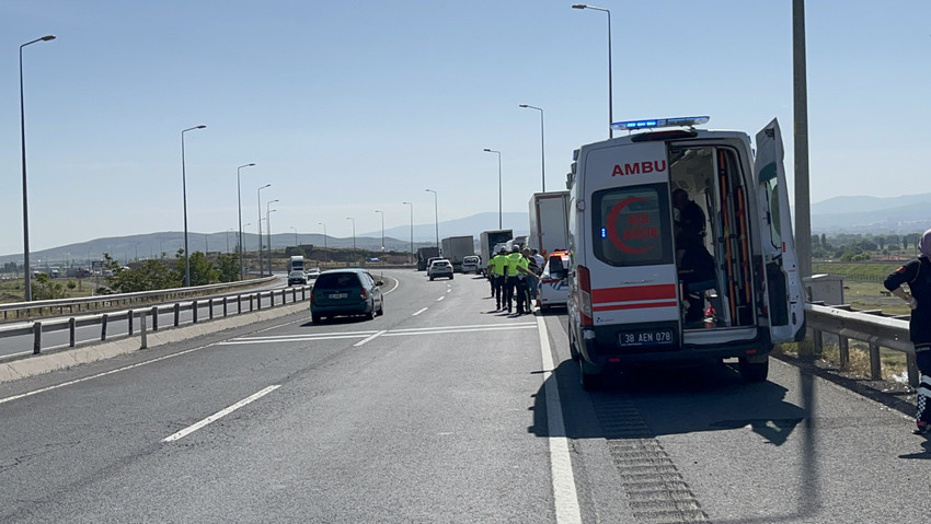 Kayseri'de 2 TIR ile 3 servis minibüsünün çarpıştığı zincirleme trafik kazasında 10 kişi yaralandı.