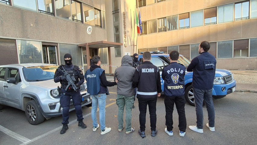 İtalya polisi, kırmızı bültenle aranan organize suç örgütü lideri B.B.'nin yakalandığını duyurdu.