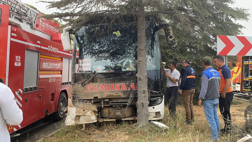 Isparta'da yolcu otobüsü ağaca çarptı: 11 kişi yaralandı - Resim : 1