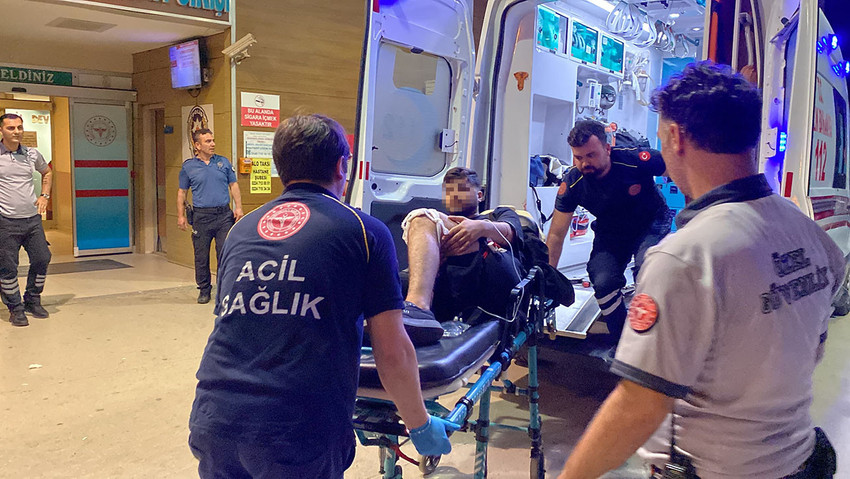 Bursa'nın İnegöl ilçesinde, yolda yürüdüğü sırada tabancayla vurulan 23 yaşındaki D.T., yaralandı. 