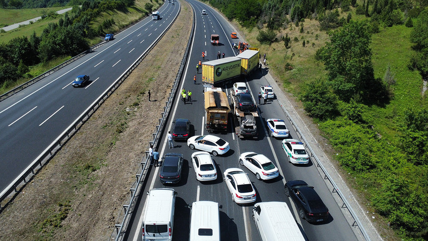 Anadolu Otoyolu İstanbul istikameti Gümüşova rampalarında bir tır aracının yola devrilmesi sonucunda yol trafiğe kapandı. Yaklaşık 1.5 saat süren çalışmanın ardından İstanbul istikameti trafiğe açıldı.