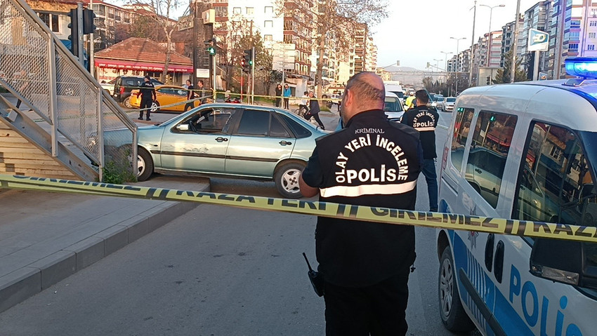 Kırıkkale'de bir kişi ilişki yaşadığı öne sürülen evli ve 3 çocuk annesi 43 yaşındaki kadını maket bıçağıyla araçta boğazını keserek öldürdü. Korkunç cinayetin altından yasak aşk iddiaları çıkarken, zanlının savunması da ortaya çıktı.