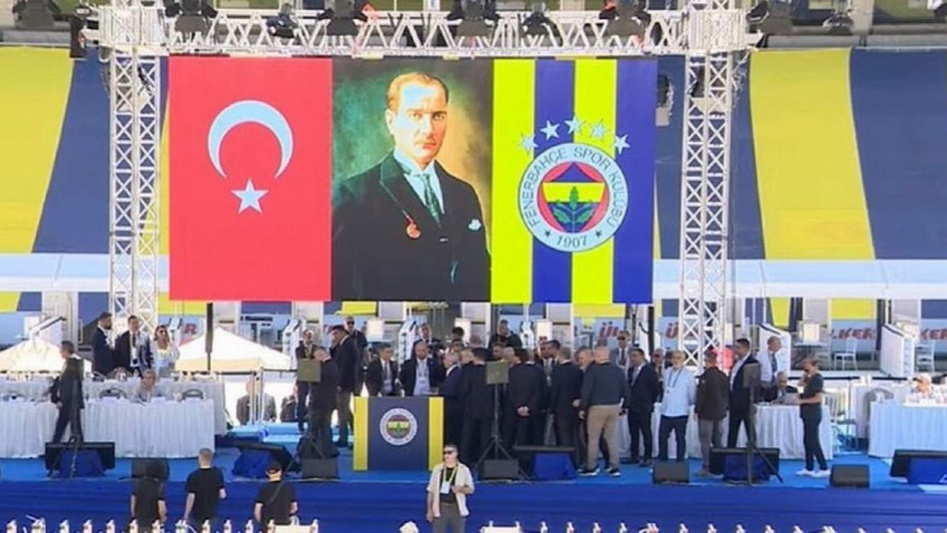 Fenerbahçe'de bugün başlayan ve Fenerbahçe'nin yeni başkanını seçeceği kongrede gerginlik. Aziz Yıldırım, Erol Bilecik'in Fenerbahçe'nin borçlarını açıkladığı sırada sahneye çıkıp Bilecik'in konuşması yarıda keserek kongre salonunu terk etti.