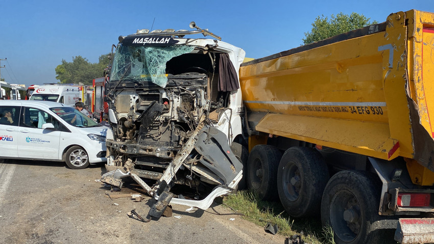 Kocaeli'nin Kartepe ilçesinde işçi taşıyan servis otobüsü ile tırın kafa kafaya çarpışması sonucu 1'i ağır 27 kişi yaralandı. 