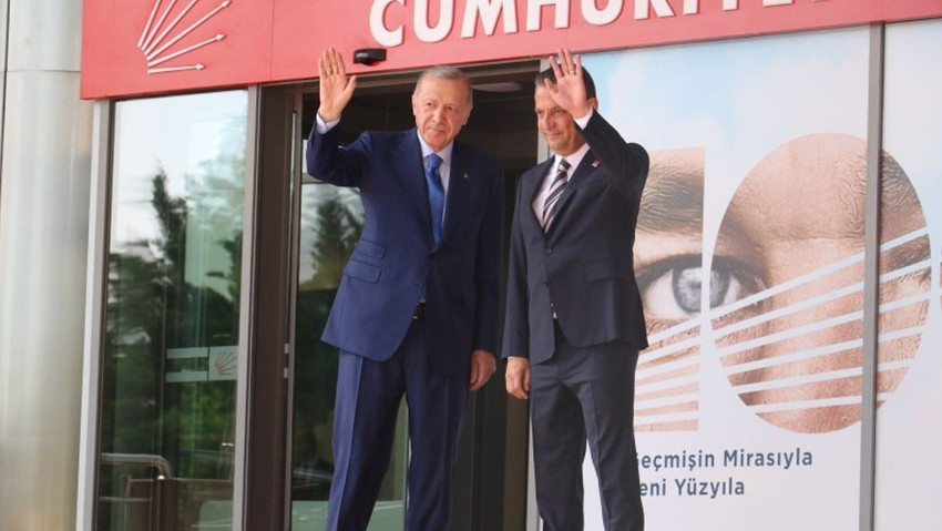 Dün Cumhurbaşkanı Erdoğan'ın CHP Genel Merkezi'ni ziyaret ederek CHP lideri Özel ile yaptığı görüşmede asgari ücrete ara zam konusunun da görüşüldüğü, Özel'in Erdoğan'a "asgari ücrete ara zam yapılmalı" talebini bizzat ilettiği açıklandı.