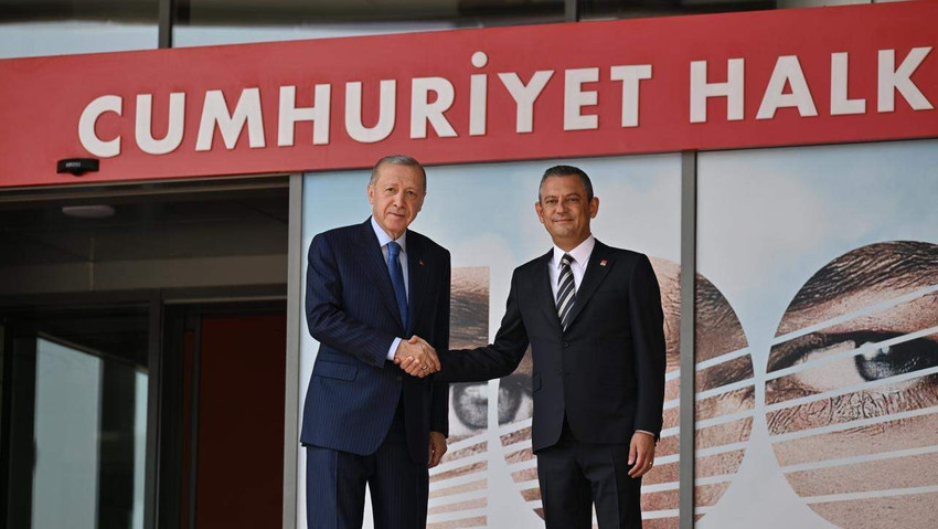 Kamuoyunda cübbeli Ahmet olarak tanınan Ahmet Mahmut Ünlü, Cumhurbaşkanı Erdoğan ile CHP lideri Özel arasındaki görüşmenin ardından CHP'ye bakanlık verilebileceğini iddia etti.    