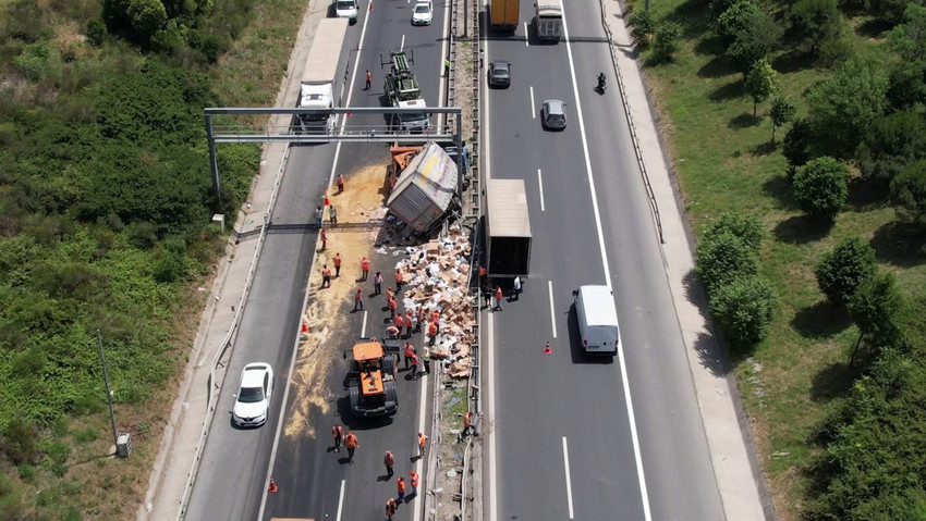 İstanbul'da Büyükçekmece TEM otoyolunda kontrolden çıkan kamyon karşı şeride geçerek karayolları aracına çarptı. Karayolları şoförü araç içerisinde sıkıştı.