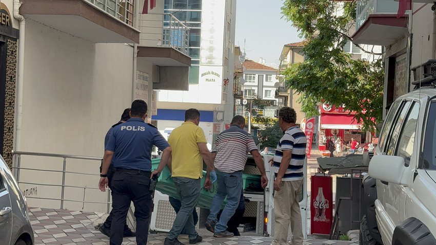 Türkiye yeni güne malesef ki yine bir kadın cinayeti haberiyle başladı. Ankara'da eşini makasla öldüren eşi olacak cani saklandığı adreste yakalandı.