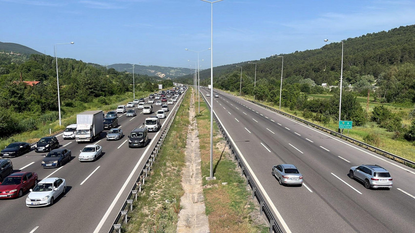 Bugün başlayacak olan 9 günlük Kurban Bayramı öncesinde son 3 yılda bayram tatillerinde Türkiye'de en çok trafik kazası meydana gelen kara yollarındaki 20 kara nokta tek tek açıklandı.