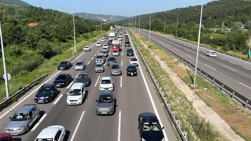 Bugün başlayacak olan 9 günlük Kurban Bayramı öncesinde son 3 yılda bayram tatillerinde Türkiye'de en çok trafik kazası meydana gelen kara yollarındaki 20 kara nokta tek tek açıklandı.