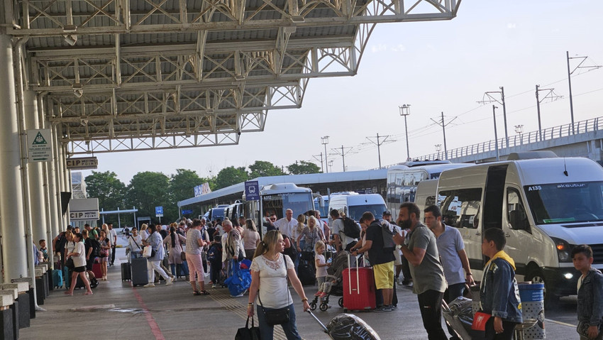 Antalya Havalimanı'nda arife gününde 1100 uçak ve 200 bin yolcu trafiği yaşandı. Kentte neredeyse dakikada 1 uçak iniş yapıyor veya havalanıyor. 