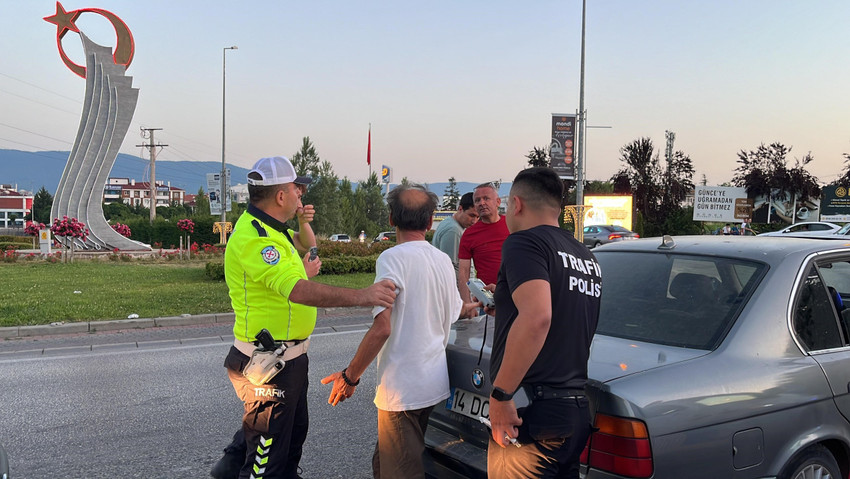 Bolu'da aracından inip yol kenarına tuvaletini yapan bir kişinin ehliyetine el konuldu.