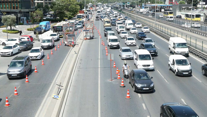 Yenibosna Metrobüs İstasyonu Yaya Üst Geçidinde yenileme çalışmaları başladı. Çalışmalar kapsamında Ankara ve Edirne istikametindeki 4 yolda şeritler 75 gün süreyle trafiğe kapatıldı.