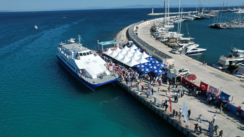 Muğla Büyükşehir Belediyesi ve Aydın Büyükşehir Belediyesi’nin Bodrum- Turgutreis-Didim deniz otobüsü seferleri hizmeti açılışı CHP Genel Başkanı Özgür Özel’in katılımıyla Didim’den başladı.