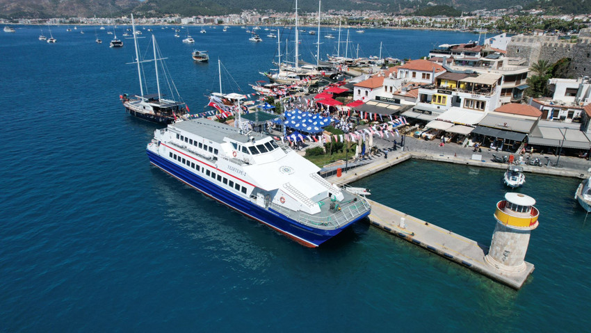 Muğla Büyükşehir Belediyesinin projelerinden biri olan deniz feribot seferlerinin Marmaris-Fethiye deniz otobüsü seferlerinin açılışı bugün Marmaris Limanından gerçekleşti.