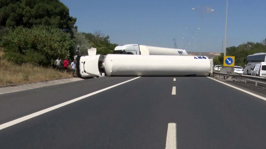 İstanbul Büyükçekmece'de TEM Otoyolu'nda yakıt tankerinin devrilmesi sonucu İstanbul istikametinde trafik durdu.