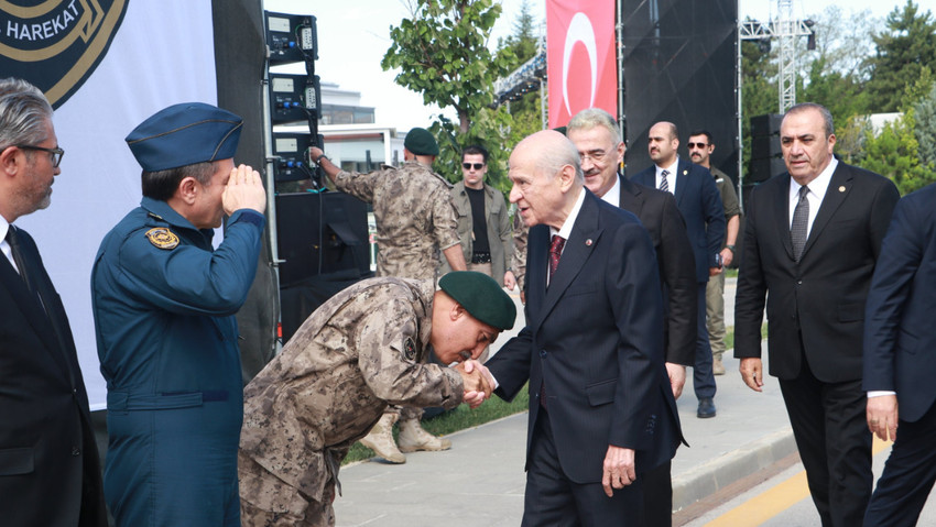 Özel Harekat Dairesi Başkanı Süleyman Karadeniz ve bazı özel harekatçıların MHP lideri Bahçeli'nin elini öpmesine tepkiler büyürken, CHP lideri Özel, Karadeniz'e 