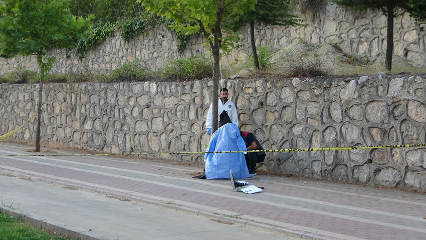 Malatya'nın Battalgazi ilçesinde 45 yaşındaki bir iş insanı iple ağaca asılı halde ölü bulundu.