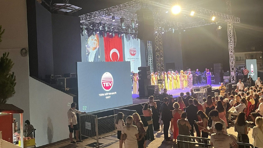 Çeşme’de konser vermesi beklenen Yunan şarkıcı Despina Vandi, sahnede Türk Bayrağı ve Cumhuriyetimizin kurucusu Gazi Mustafa Kemal Atatürk’ün resimleri olduğu için sahneye çıkmadı. 