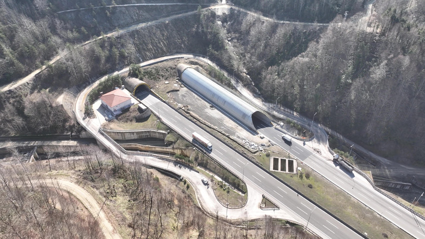  Bolu Dağı Tüneli'nin İstanbul yönünde yapılacak tüp uzatma çalışması nedeniyle ağustos ayı başında İstanbul yönü 50 gün ulaşıma kapatılacak.