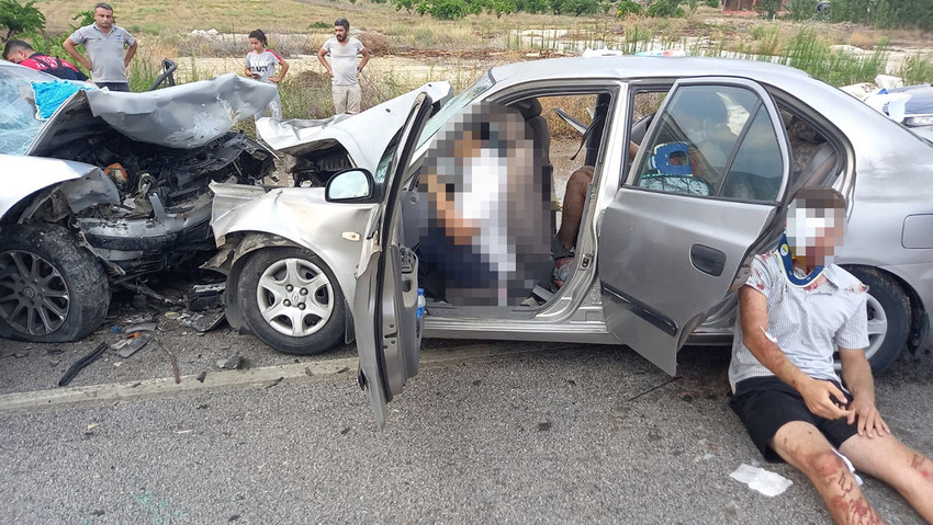 Burdur'da iki otomobilin kafa kafaya çarpıştığı kazada 2 kişi öldü, 8 kişi de yaralandı. 