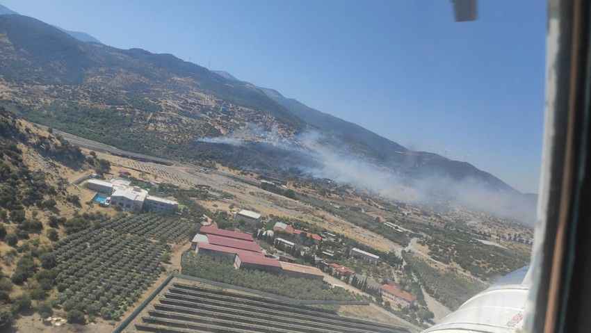 İzmir'in Menemen ilçesinde makilik ve otluk alanda çıkan yangına, havadan ve karadan müdahale başladı. 