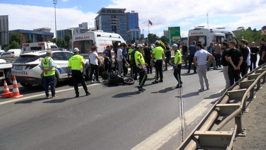 İstanbul Bağcılar'da, motosikletiyle evine giden polis memuru, başka bir motosikletliyle çarpıştı. Polis memuru olay yerinde hayatını kaybetti. 