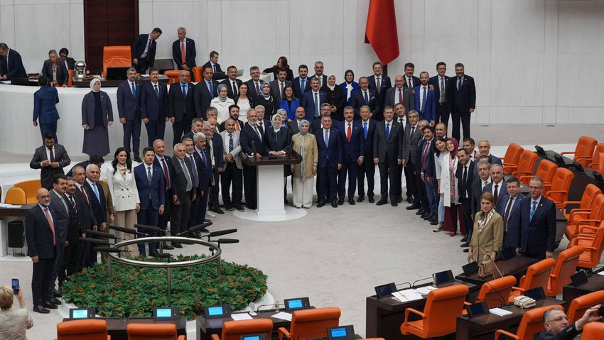 Kamuoyunda büyük tepki çeken ve muhalefetin itirazlarına rağmen AK Parti ve MHP'li milletvekillerinin oylarıyla Meclis'ten geçen sokak hayvanları düzenlemesi yasası Resmi Gazete'de yayımlanarak yasalaşırken, düzenlemeye "evet" diyen vekilleri çektirdikleri poz tepki çekmişti. Milletvekillerinin o pozunu paylaşarak “Utançla hatırlanacaksınız lanetlisiniz” ifadelerini kullanan Berna Laçin hakkında "TBMM'yi Alenen Aşağılama" suçundan resen soruşturma başlatıldı.