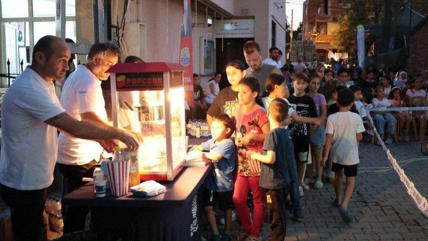 Sarıyer Belediyesi tarafından hayata geçirilen ‘Açık Havada Çocuk İçin Sinema Gösterimleri” Uskumruköy’de “Elemental” adlı filmin gösterimi ile başladı. 29 Ağustos’a kadar sürecek olan etkinlik kapsamında 5 farklı çocuk oyunu 10 mahallede izleyicileriyle buluşacak.