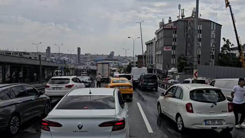 Avcılar D-100 karayolunda hafriyat kamyonunun bariyerlere çarpması nedeniyle Ankara istikameti trafiğe kapatıldı.