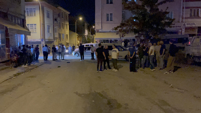 Eskişehir'de sokakta düzenlenen asker eğlencesinde havaya ateş açan şüphelilerle, polisler arasında arbede yaşandı. Bir polisin darbedildiği olayda 2 kişi gözaltına alındı. 