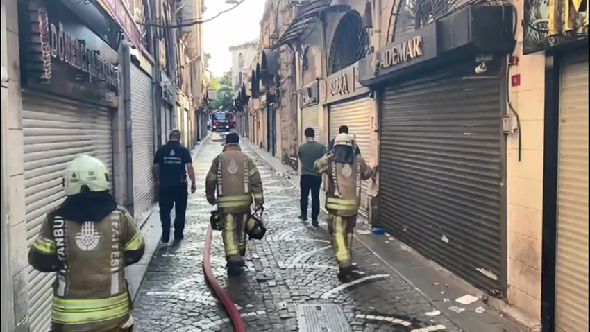 İstanbul'da tarihi Kapalıçarşı'da bulunan kuyumcu atölyesinde yangın çıktı. Dumandan etkilenen 1 polis memuru hastaneye kaldırıldı. 